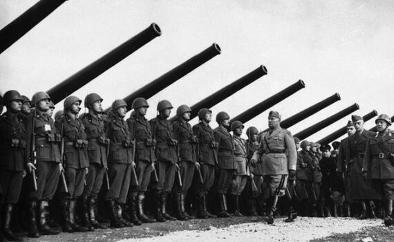 Mussolini ispeziona le truppe