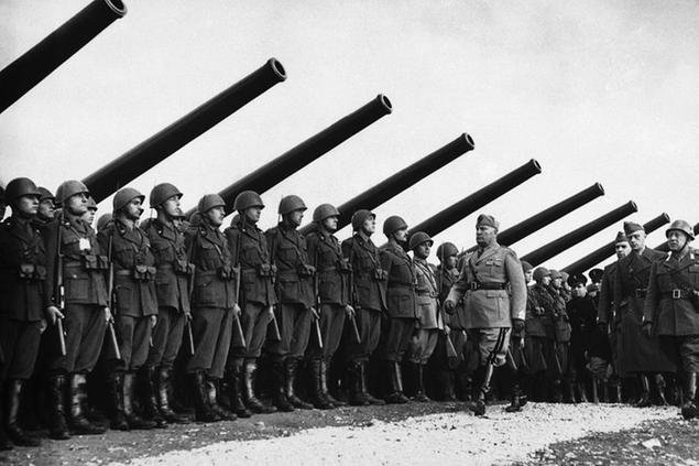 Mussolini ispeziona le truppe